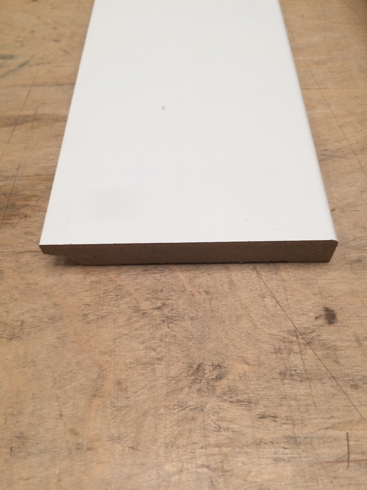 MDF plint Wit gegrond 90 x 15 x 2400 mm.