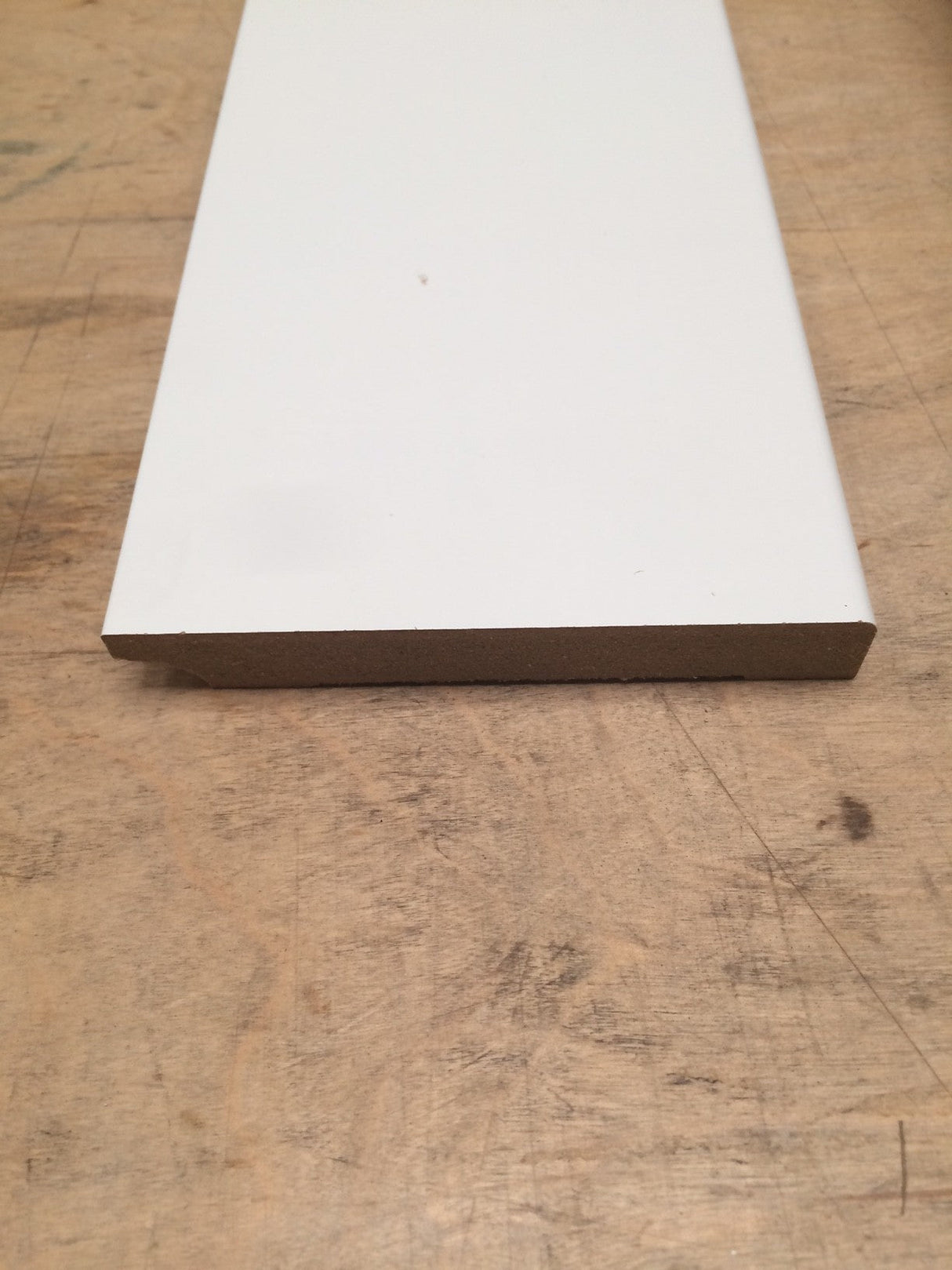 MDF plint Wit gegrond 90 x 12 x 2400 mm.