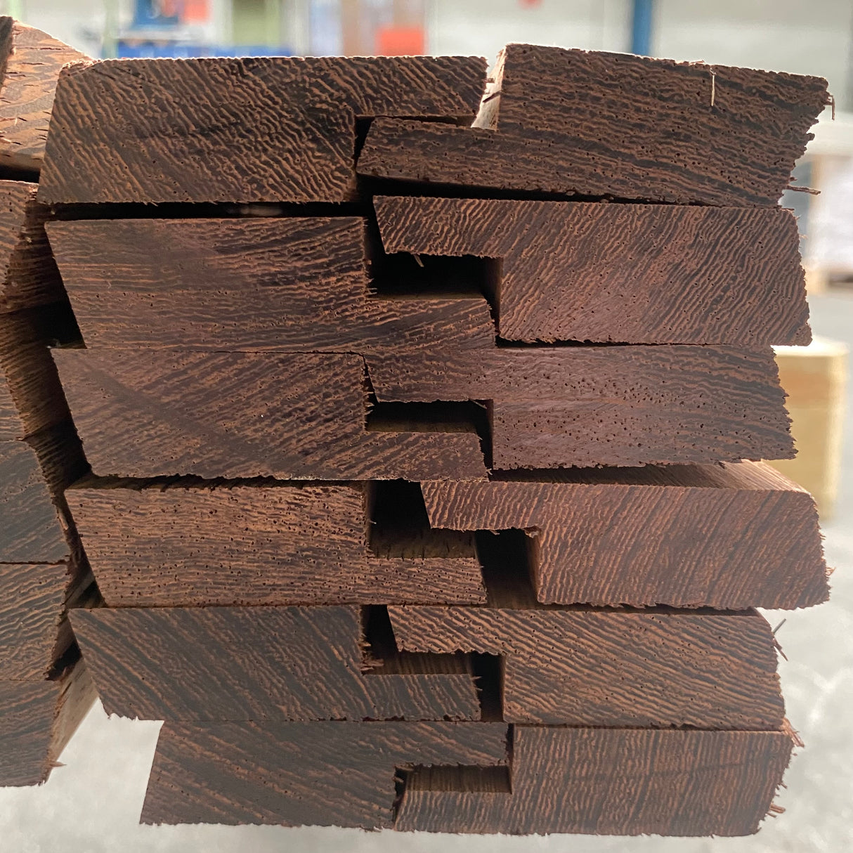 Massief Wengé plint 19 x 60 mm.