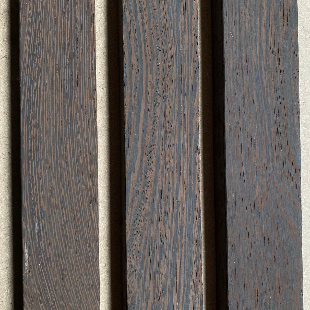 Massief Wengé plint 19 x 60 mm.