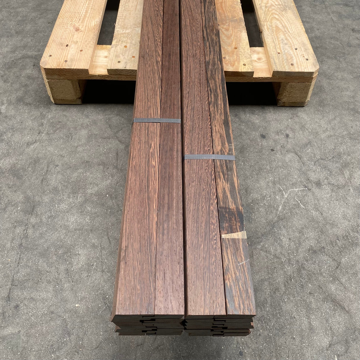 Massief Wengé plint 19 x 60 mm.