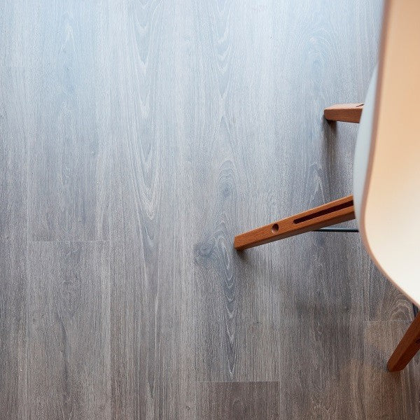 Douwes Dekker Elegant Riante Plank Lavendel, grijs eiken laminaat met rondom velling (Douwes Dekker)